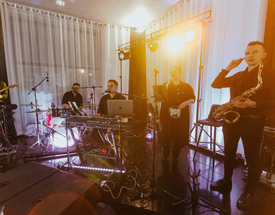 Jak nagrać demo zespołu weselnego, które zdobywa klientów? Kompleksowy poradnik i kulisy pracy Midar Studio 5 Zespół muzyczny na scenie.